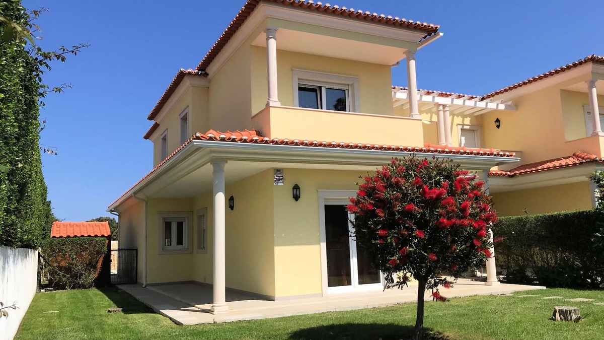 Casalinho Villa | Modern 4 bedroom villa on Obidos Lagoon with WiFi, own garden and private pool.