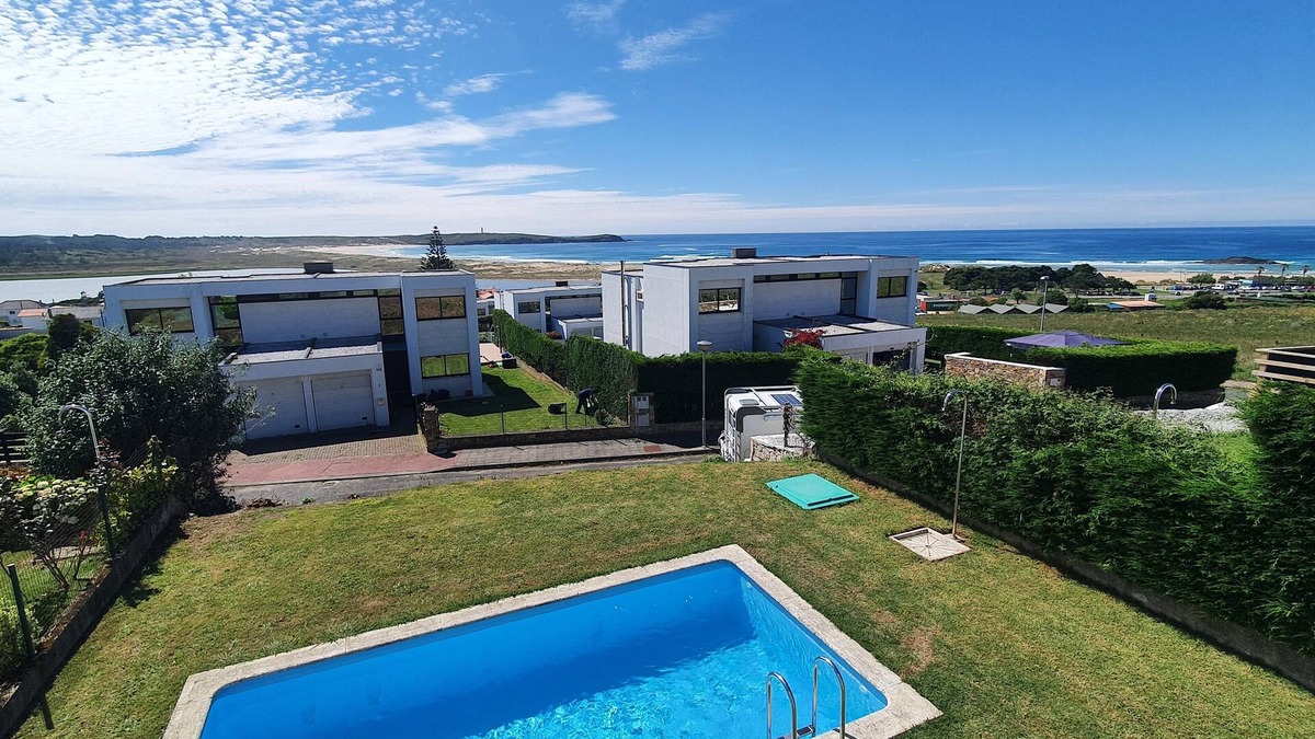 Valdovino Villa | Modern 4 Double Bedroom Villa with Pool /Garden