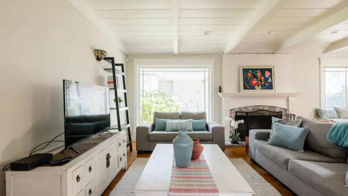 Shoreline West House | Modern 4bd Getaway In Downtown MV With Pool!