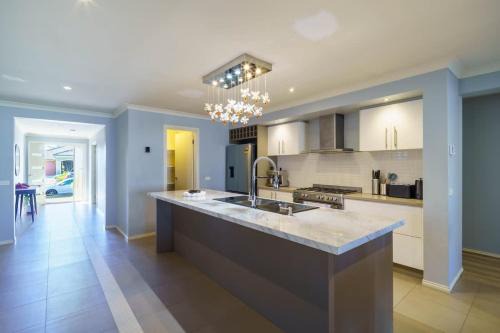 Tarneit House | Modern 4BR Family Home in Tarneit Spacious Retreat