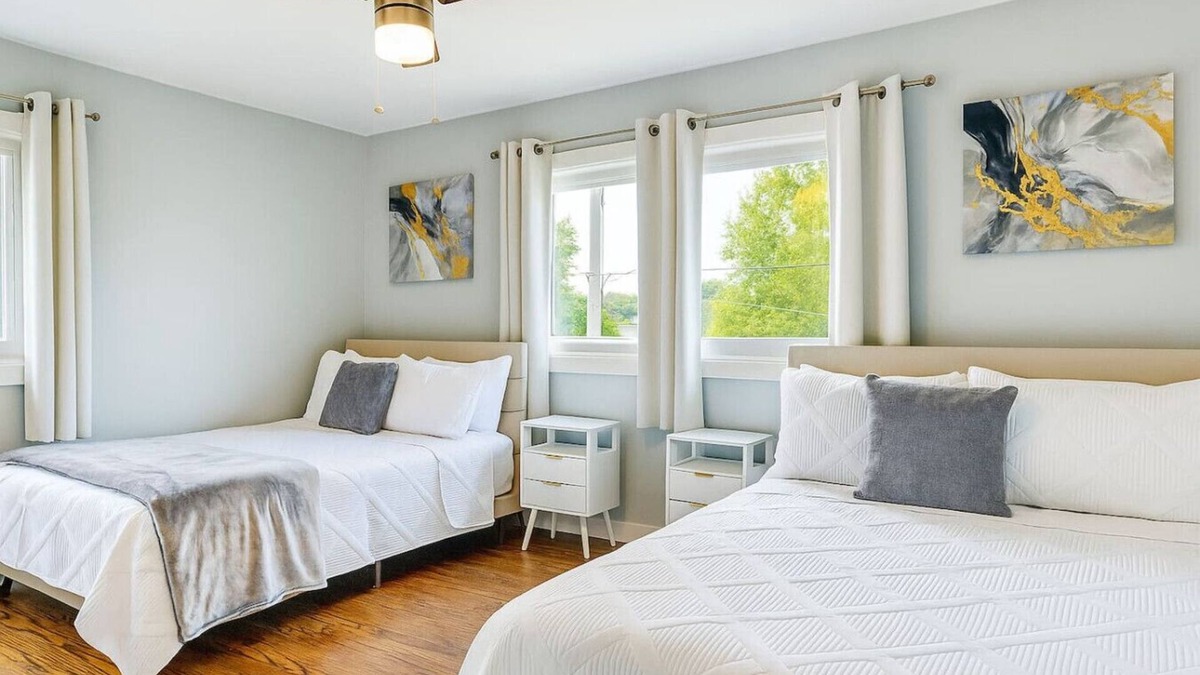 Bensenville House | Modern 4BR Getaway -Private Yard -Bensenville