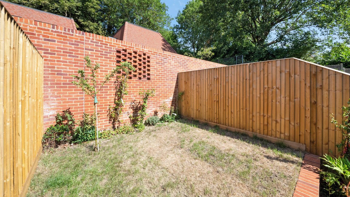 Coulsdon West Apartment | Modern 4BR Home, Ideal for Long Stays & Relocation