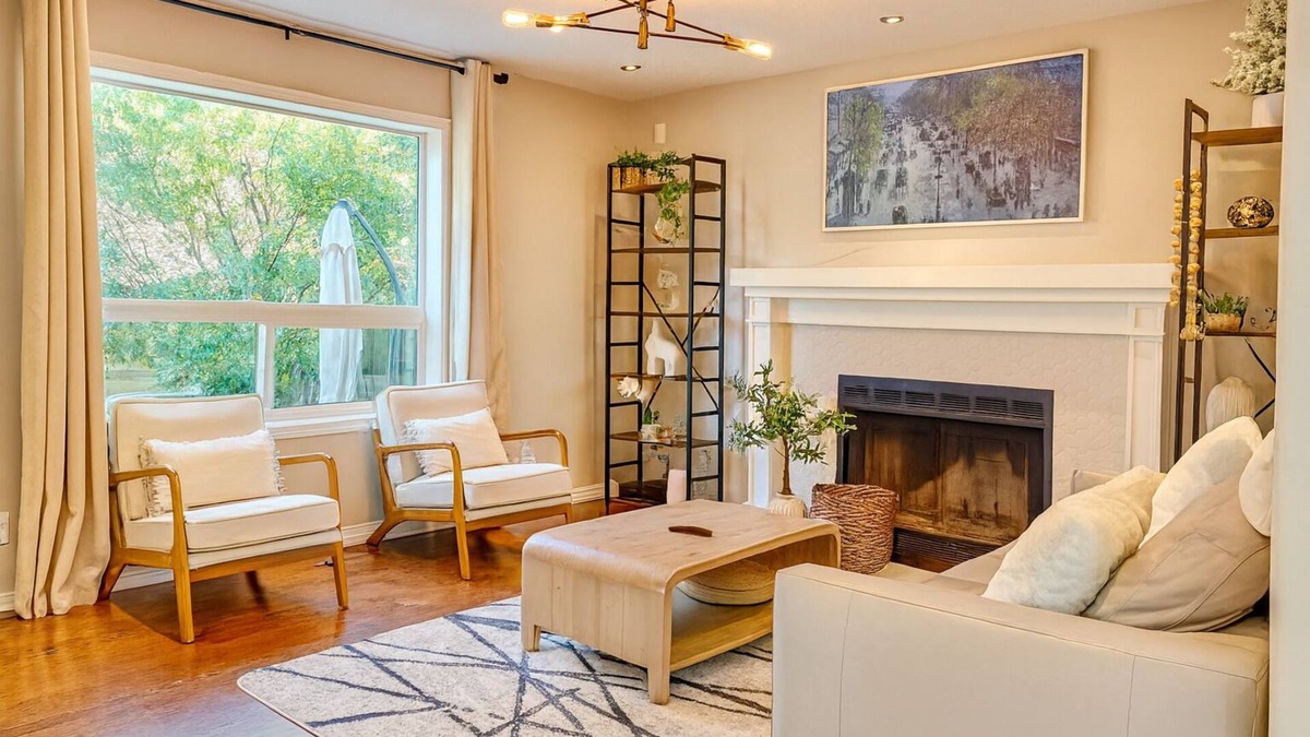 Signal Hill House | Modern 4BR Home with Garage, Fireplace & Backyard