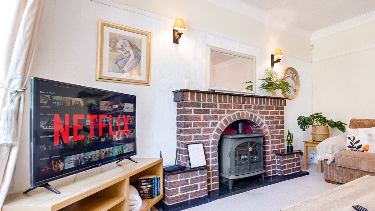Marston Green Apartment | Modern 4BR House, Parking, NEC, Birmingham Airport