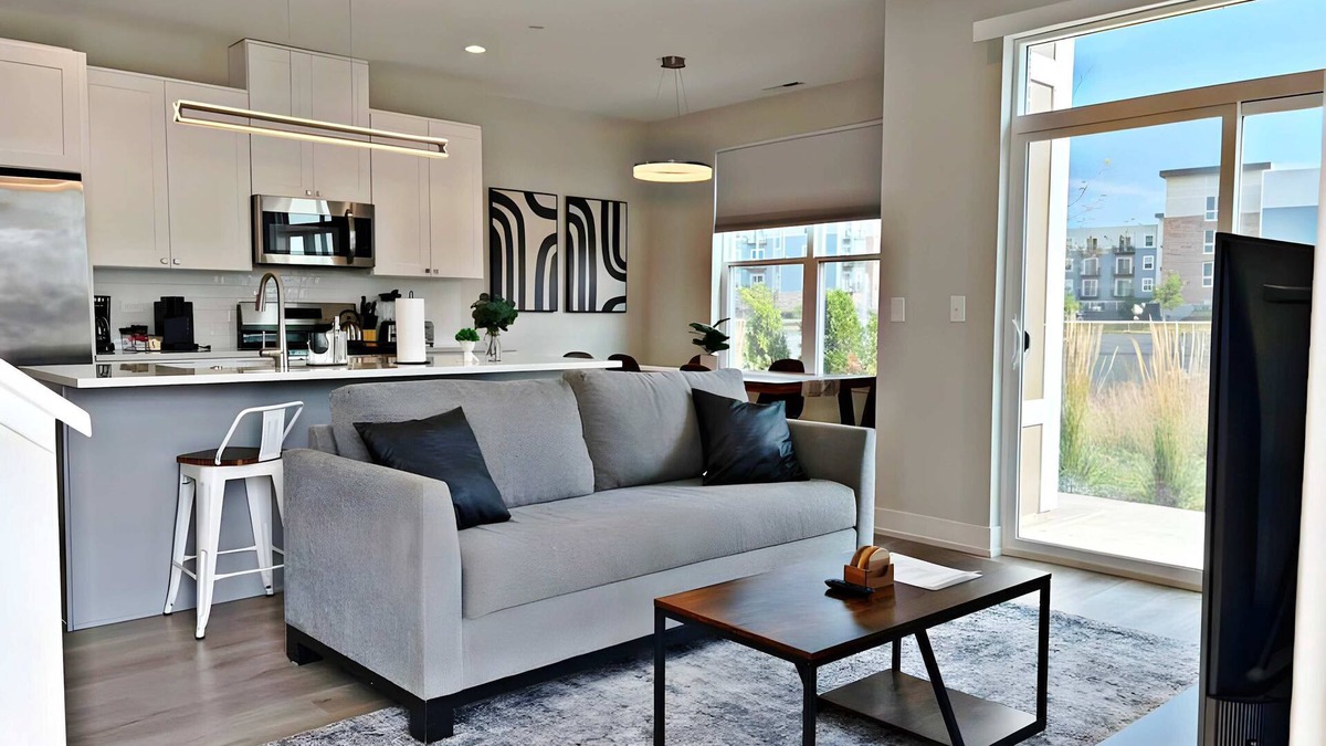 Warrenville Apartment | Modern 4BR Townhouse w/Parking & Lake Views