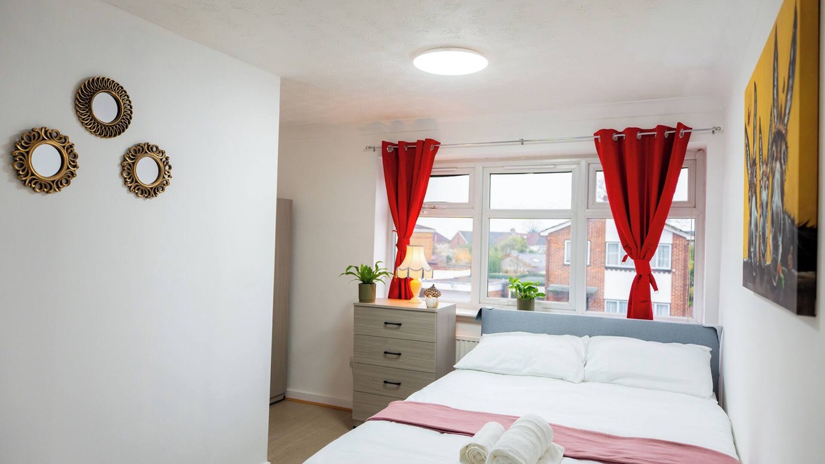Redbridge House | Modern 5-bedroom house in London, Free Parking, Close to Chadwell Heath Station