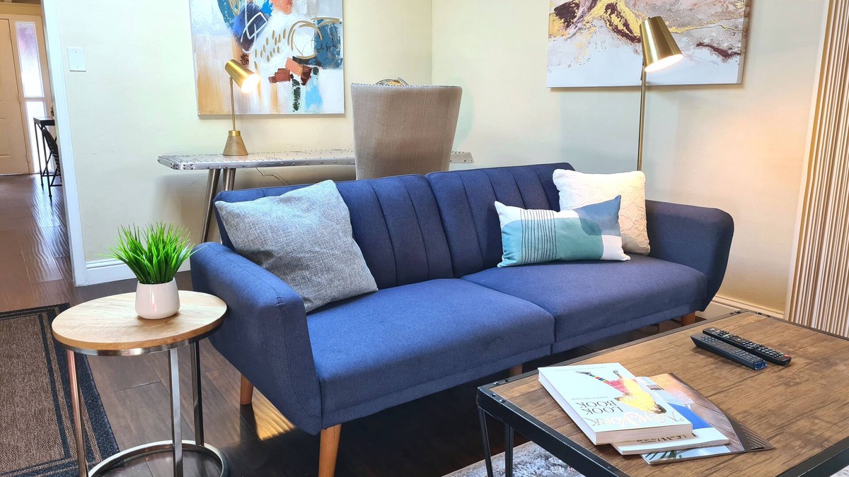 Hayward House | MODERN 5 bedroom massage many beds house