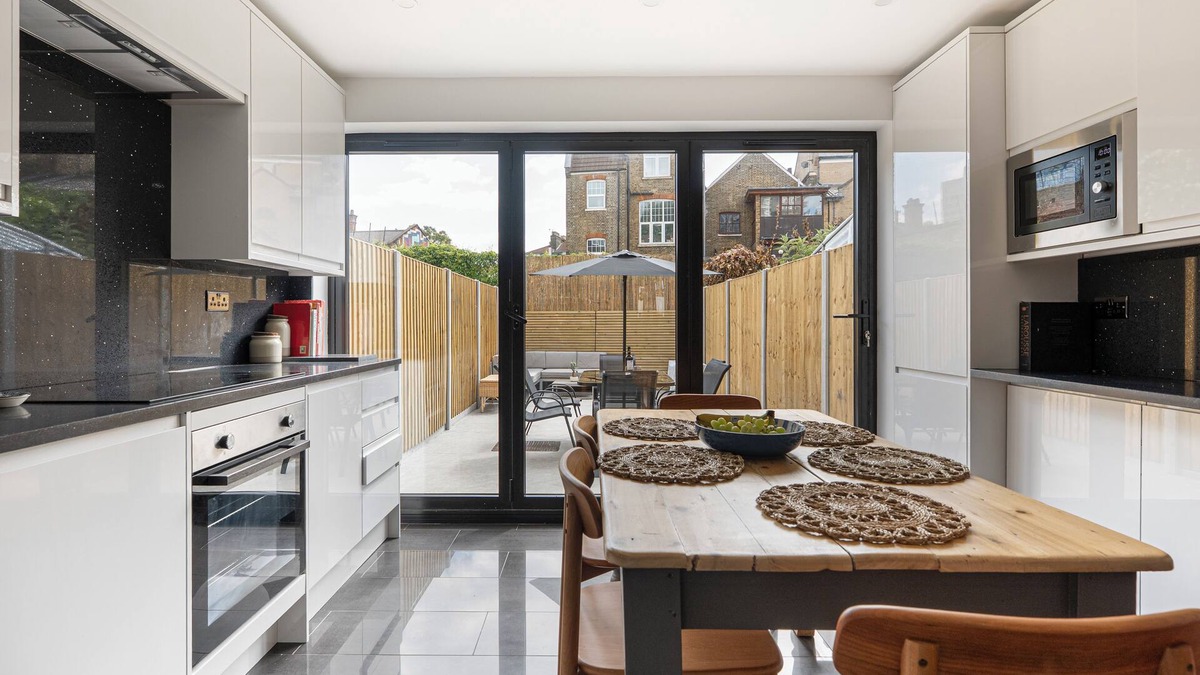 Whitechapel House | Modern 5-BR house short walk to Brick Lane and Spitalfields Market!