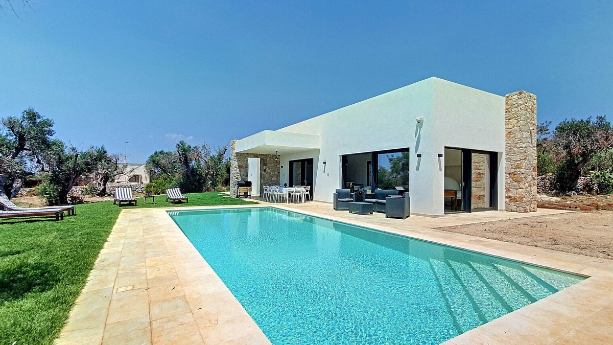 Marina di Felloniche Villa | Modern 5-star villa, heated pool 1km from the sea