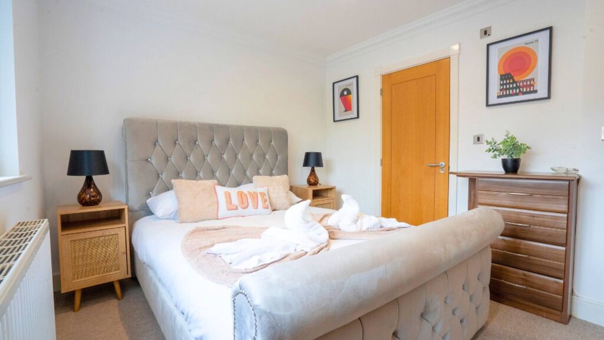 Marston Green Apartment | Modern 5BR Home 5mins to HS2, JLR, NEC Birmingham - Smart TV, Wifi, Free Parking