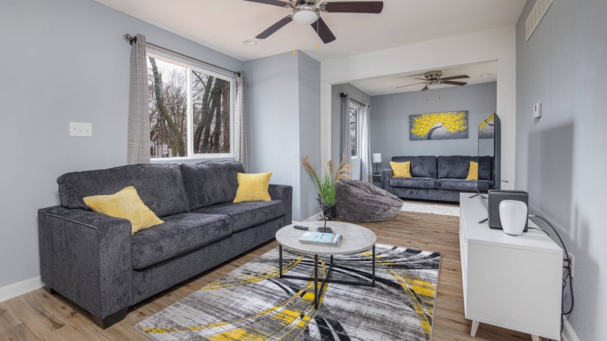 Des Moines House | Modern 5BR home, Ping Pong & wifi