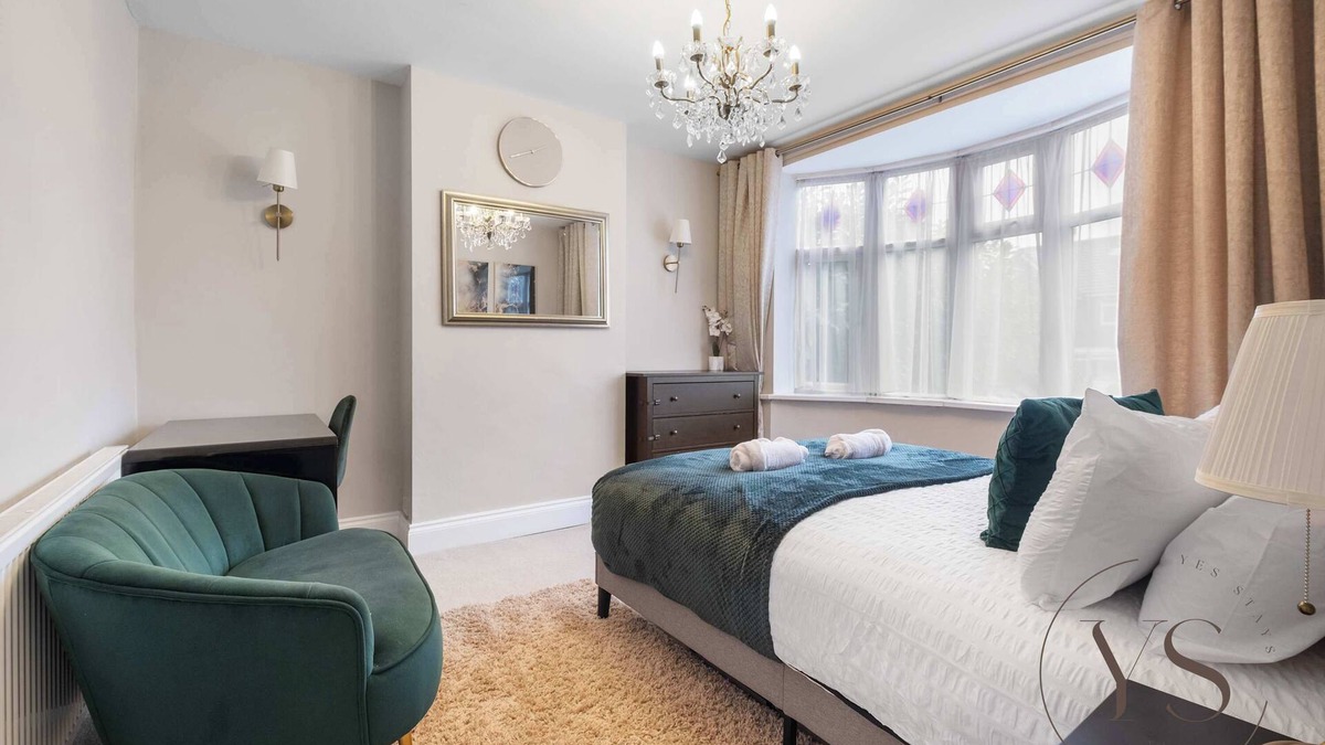 Wednesbury House | Modern 5BR Stay – Perfect for Groups & Work