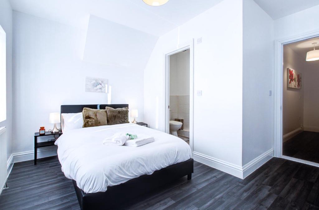 Colchester Apartment | Modern 6 Bed 3 Bath House