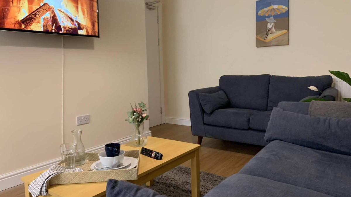 Birmingham House | Modern 6-Bed-Groups-Contractors Parking Vans-Cars