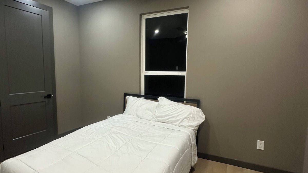 Cedar Crest House | Modern 6-Bedroom Stay Near Downtown Dallas, Zoo, Bishop Arts & Fair Park.