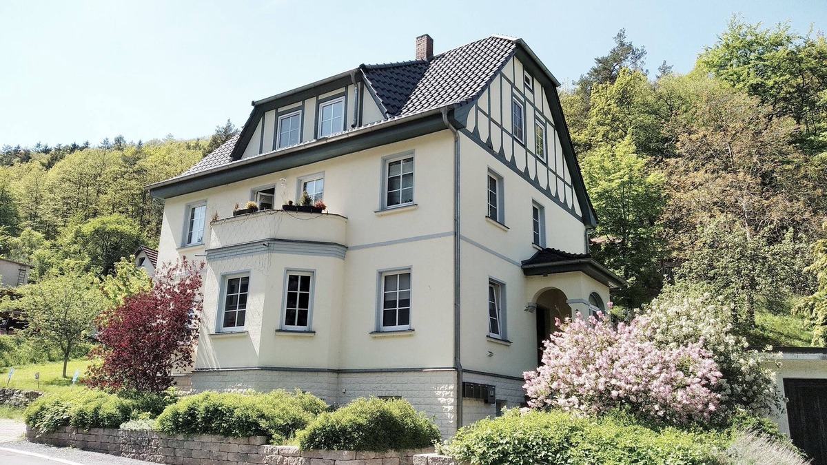 Saalfelder Hoehe Apartment | modern 60 m2 apartment in lovingly renovated house DG