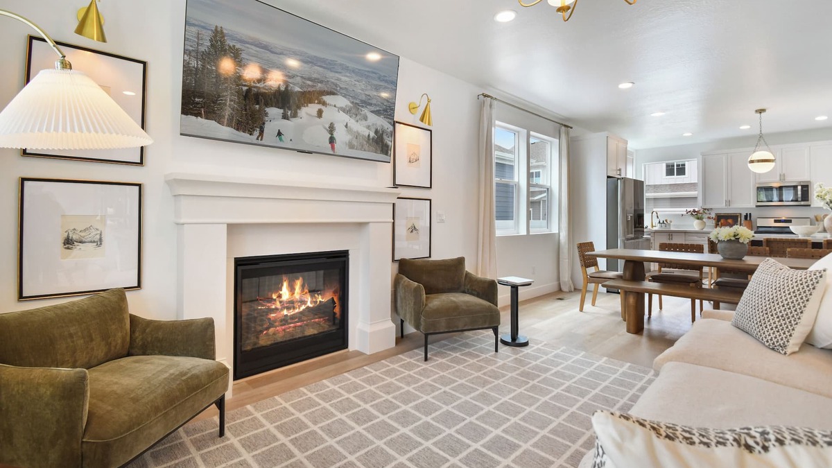 Heber House | Modern 6BR Retreat Near Skiing - Luxe | 85" TV, Sleeps 12, Hot Tub