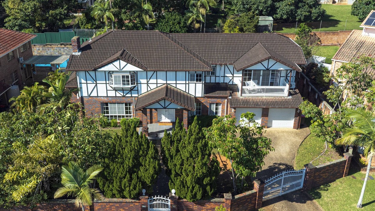 Robertson House | Modern 6BR Villa | Private Sports Court | 4.5 Bath