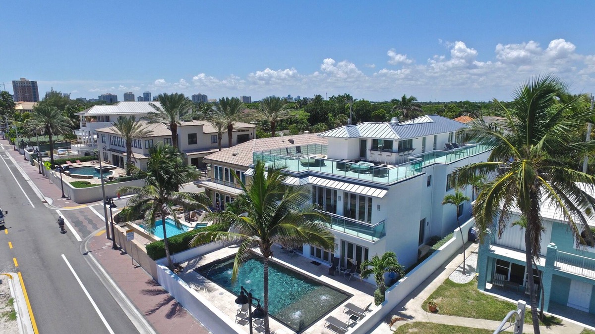 Birch Park Finger Streets House | Modern 7,000 SF Beachfront Estate w/Roof Deck