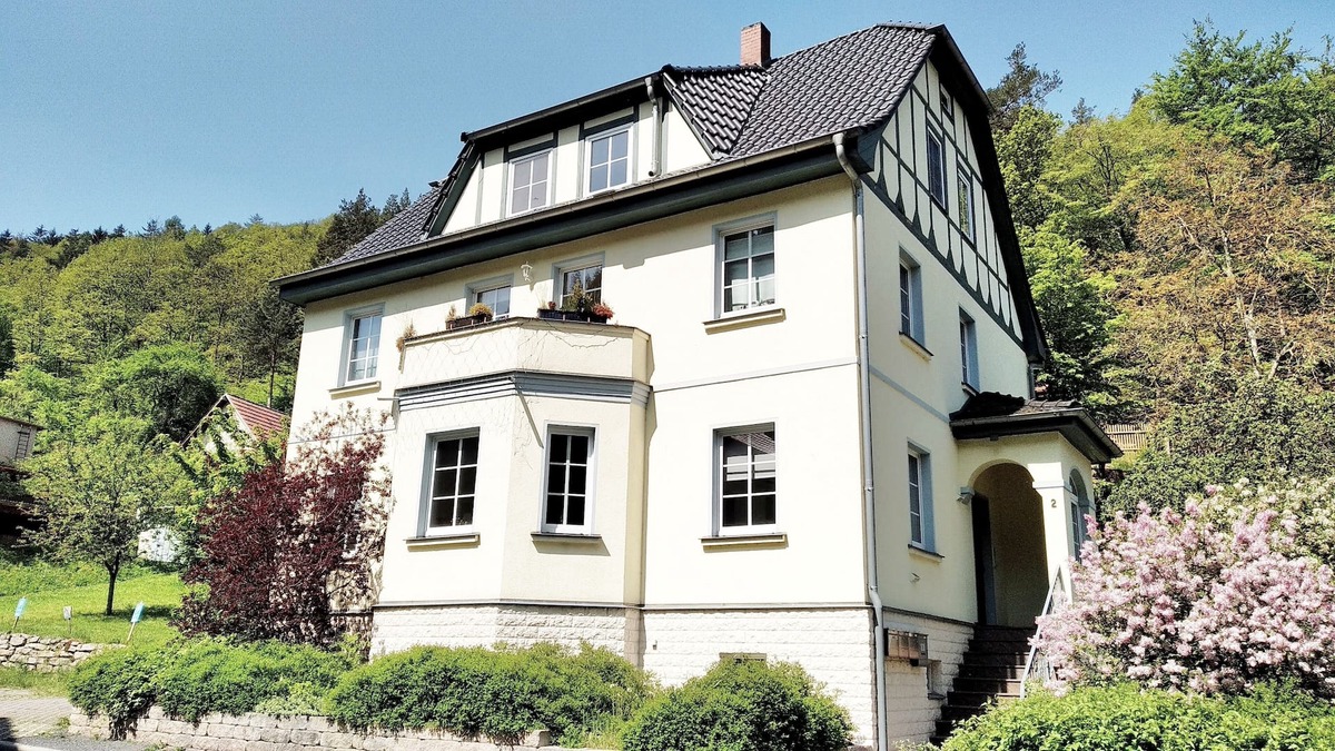 Saalfelder Hoehe Apartment | modern 85 m2 Apartment in lovingly newly renovated house EC