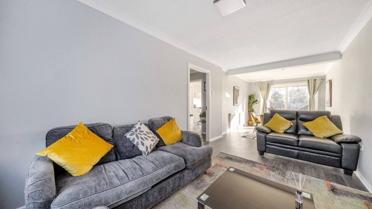 Abbey Wood House | Modern Abbeywood home with garden & parking