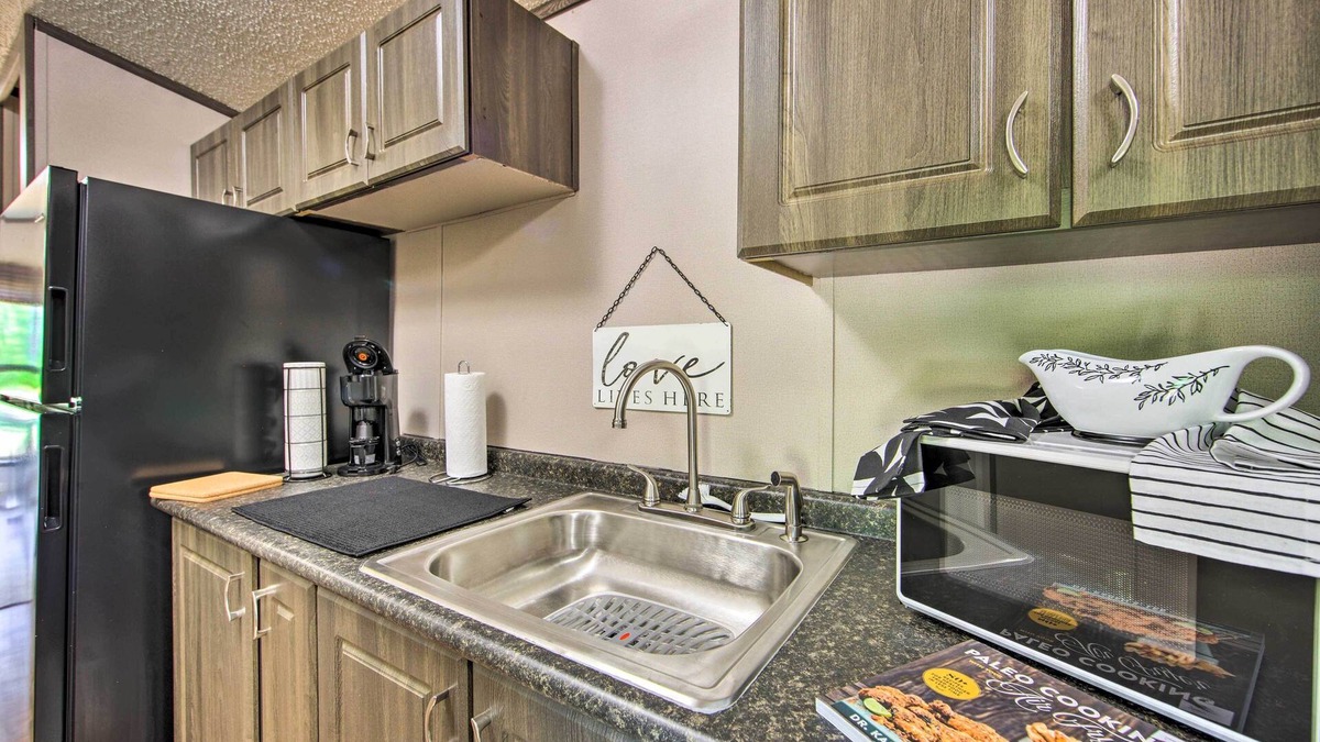 Alba Apartment | Modern Alba Tiny Home Near Lake Fork Boating!