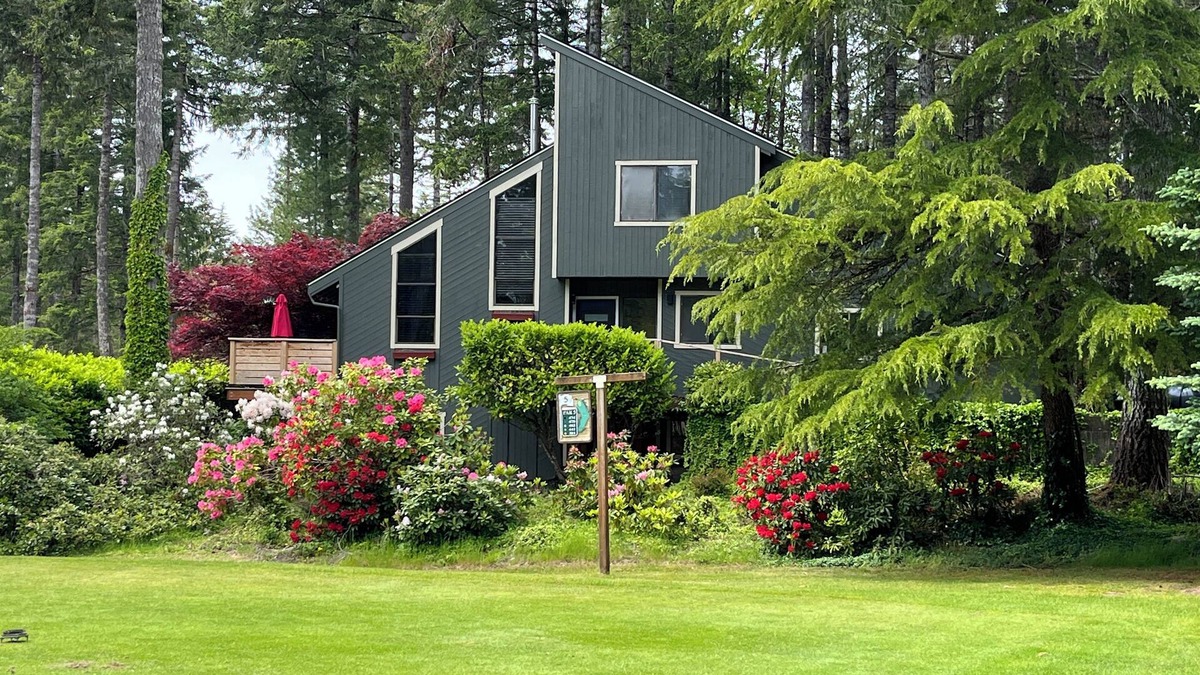 Union House | Modern Alderbrook pet-friendly retreat.