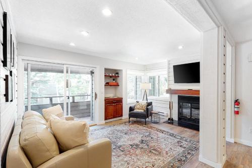 Elkhorn Village Apartment | Modern Alpine Getaway