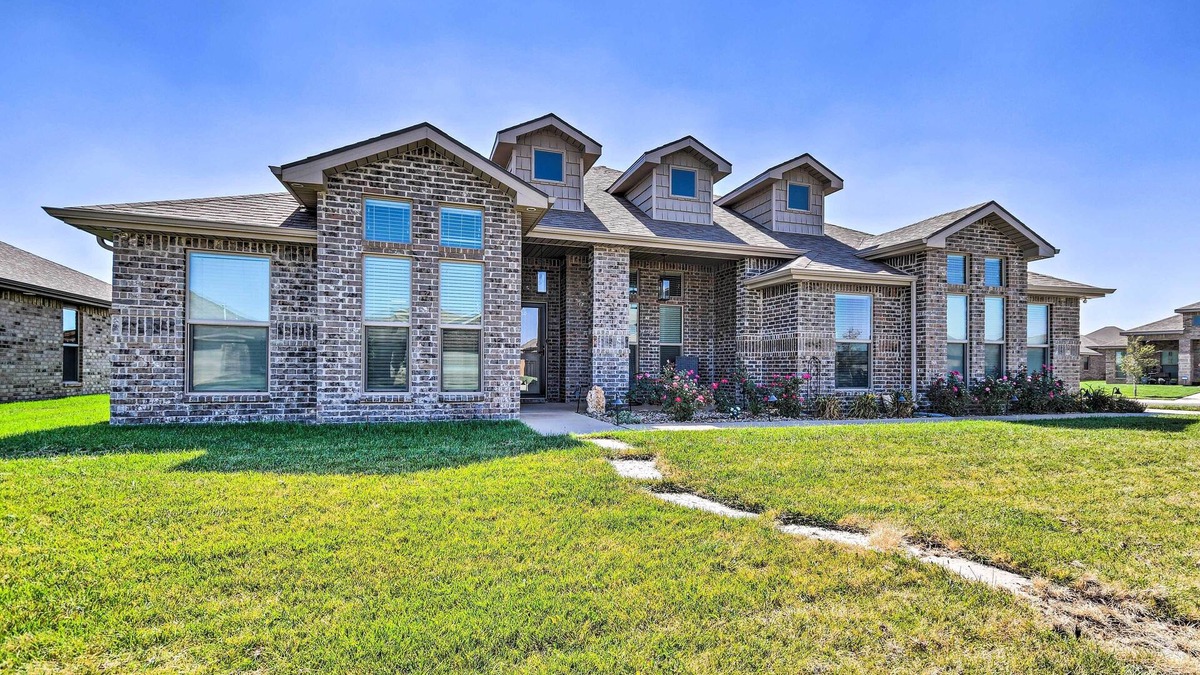 Amarillo House | Modern Amarillo House w/Fire Pit + Hot Tub!