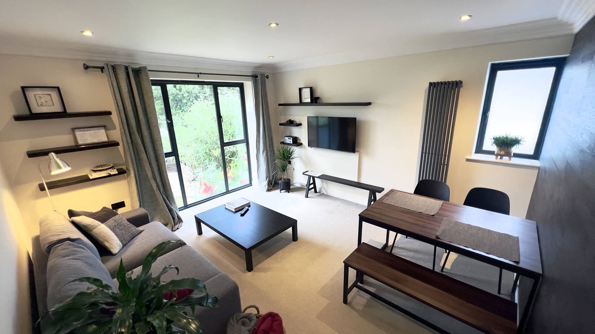 Hampton Wick Apartment | Modern and cozy 2-guest flat with gated parking
