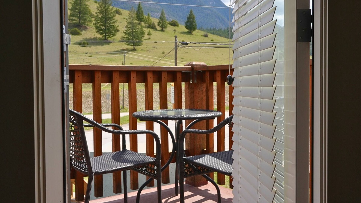 East Kootenay Apartment | Modern and Bright 2BDR/2BR Condo with Mountain Views