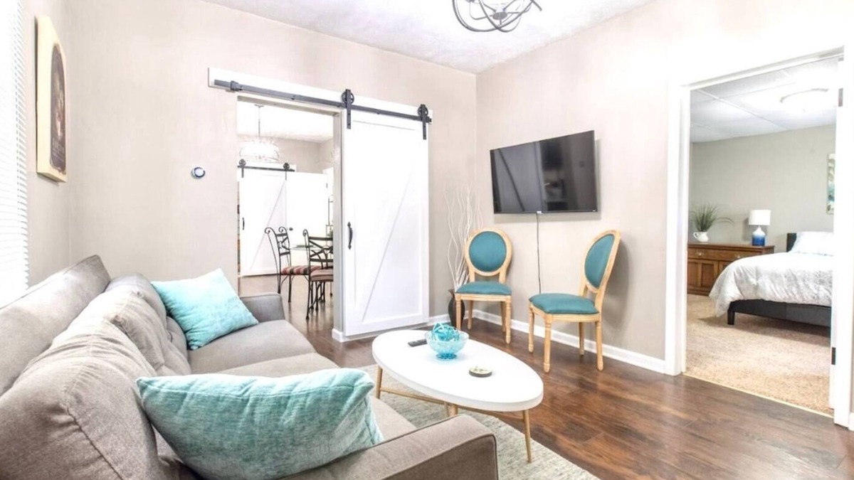 Hannibal House | Modern and comfy home five minutes from downtown