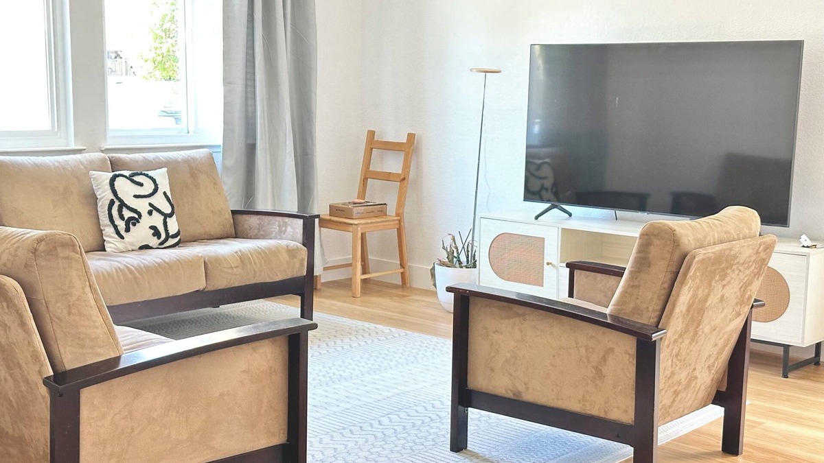 Elk Grove House | Modern and Cozy 4 Bedroom near shops & restaurants