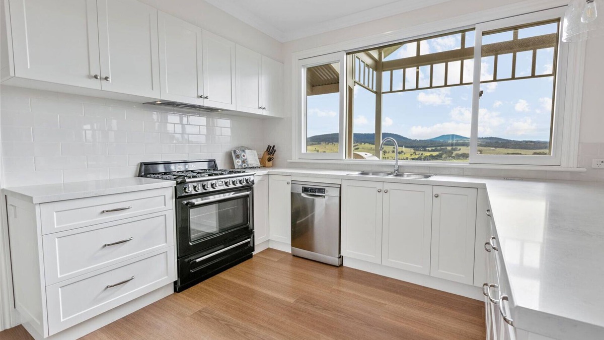 Ellaswood House | Modern and elegant 5 bedroom farmhouse with magnificent views