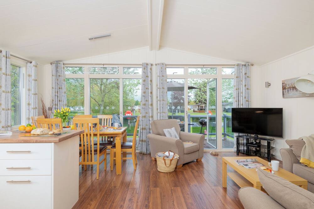 Tiddington Ski Chalet | Modern and comfortable 2-bedroom caravan with one double and one twin bedroom.