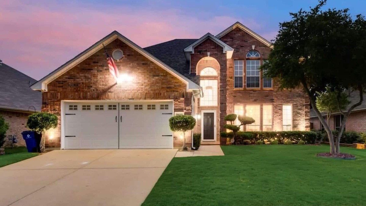 Fossil Creek House | Modern and Luxury DFW Mansion with Backyard Oasis