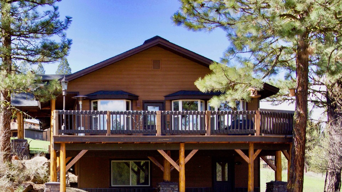 New Meadows Cabin | Modern and Roomy Family Cabin with a Full Kitchen - Walk to the Golf Course