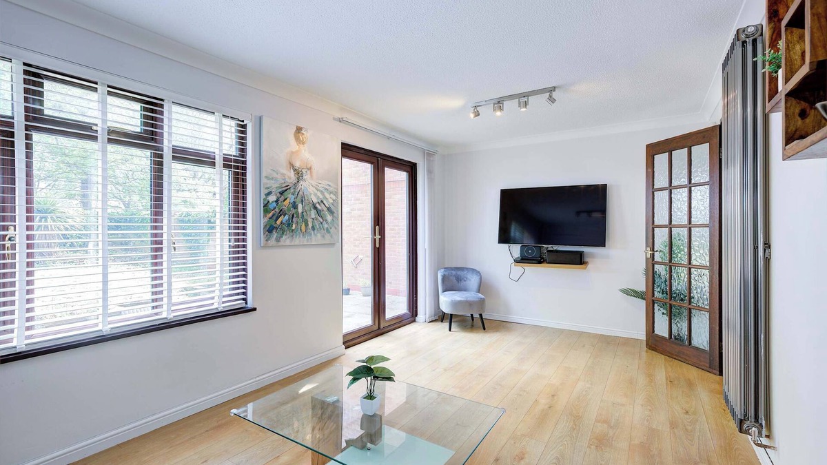 Newborough House | Modern and Spacious 3 Bedroom Home in Peterborough