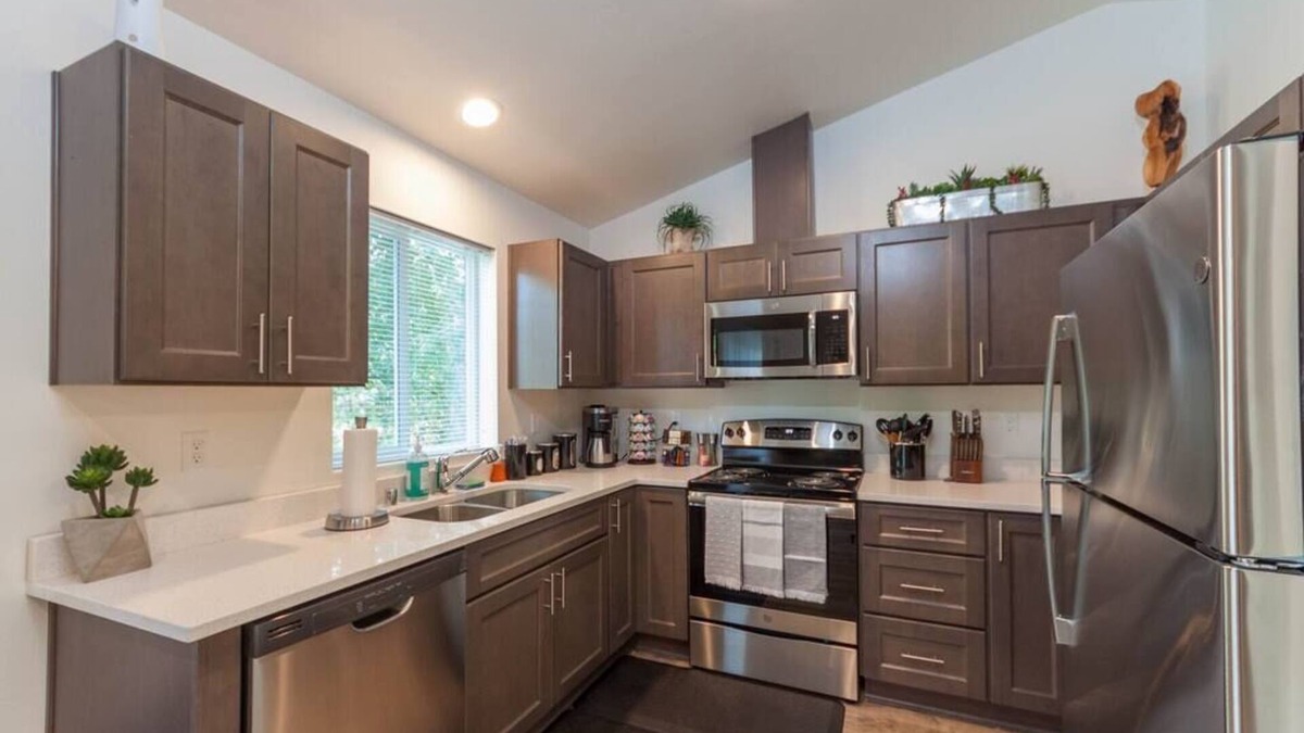 Spokane Valley Apartment | Modern and Stylish, KING bed, Wifi, FREE Parking!