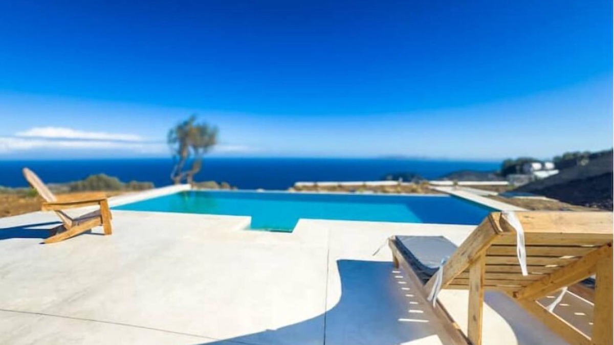 Malevizi House | Modern and stylish with sea view