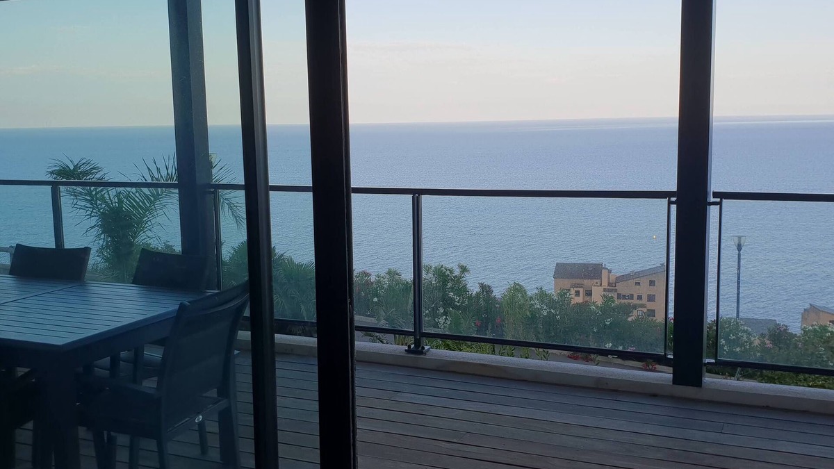 Ville-di-Pietrabugno House | Modern apartment with 180 degree sea view