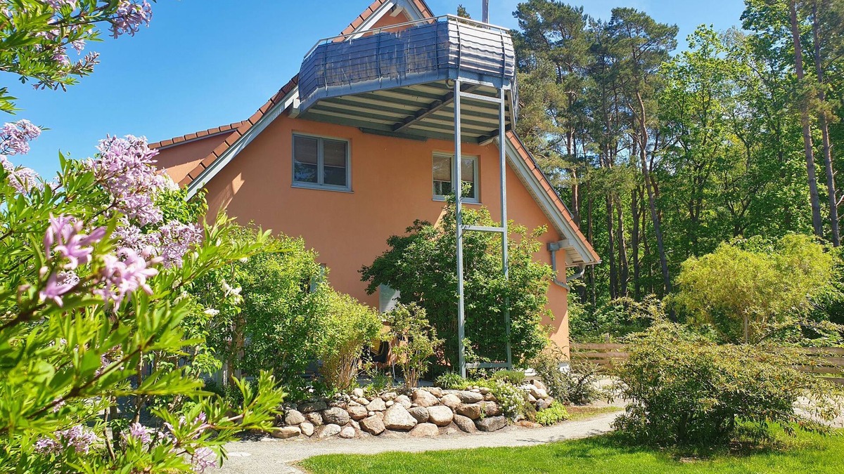 Glowe Apartment | Modern apartment no. 5 with balcony, sauna in the house, garden - Ferienwohnungen am Wald