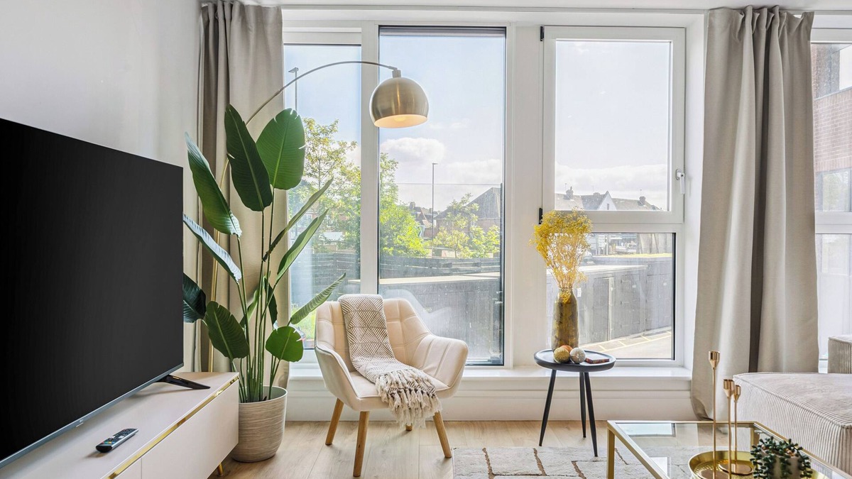 Coombe Hill Apartment | Modern Apartment in West Wimbledon