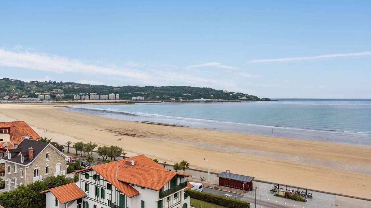 Hendaye Apartment | Modern apartment 75m from the beach with balcony and wifi