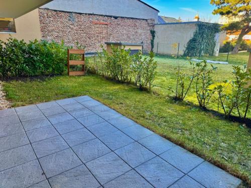Wiener Neudorf Apartment | Modern Apartment Garden with 5 Single Beds