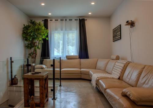 Terrebonne Apartment | Modern Apartment - Home Theater and Premium Kitchen