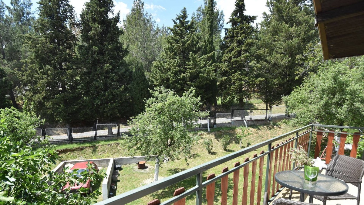 Cove Parja Apartment | Modern Apartment in Knin with Garden