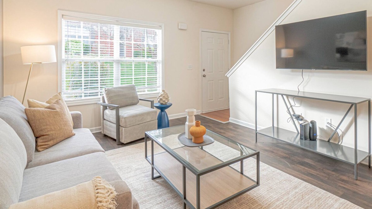 Spring Hill Apartment | Modern Apartment in Prime Location (ID7689X22)
