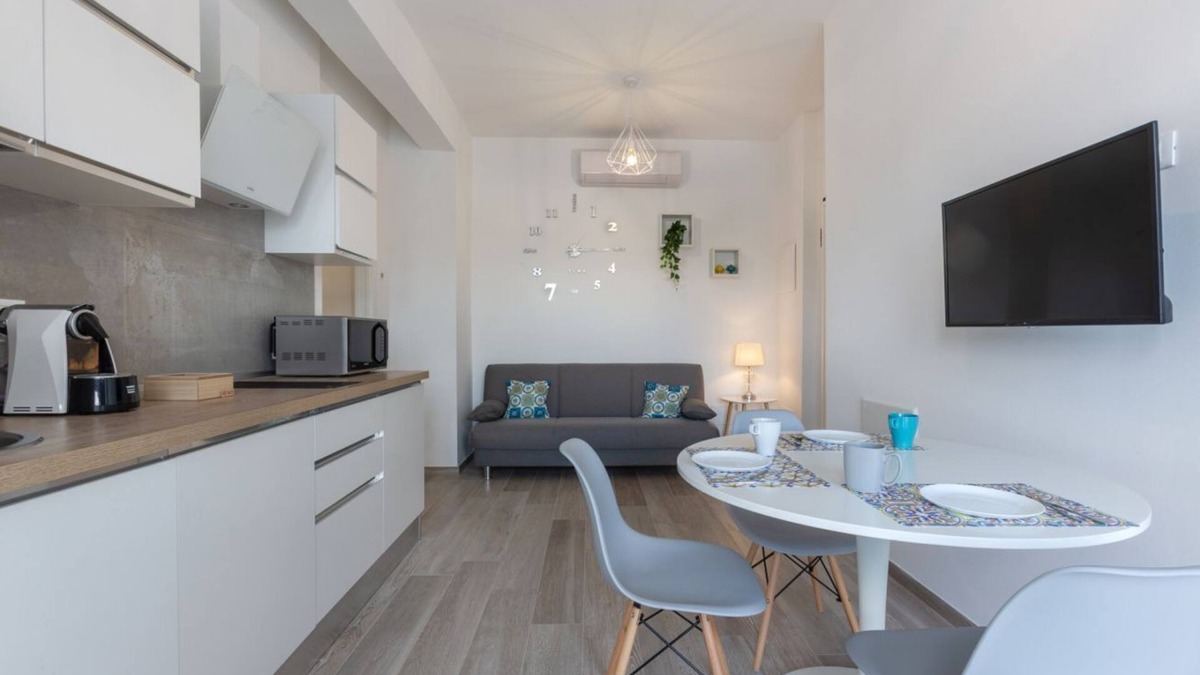 Bolognina Apartment | Modern apartment located on the second floor of a building, equipped with a lift (to access it you have to climb 6 steps)45 sqm apartment, with bedroom and bathroom. The whole house is equipped with an internet connection.Essential services such as super