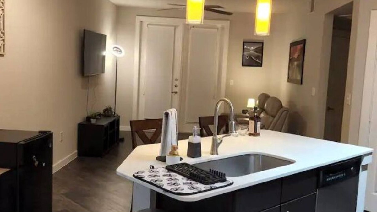 Hunter's Chase Apartment | Modern Apartment N. Austin w/adjustable bed! :D